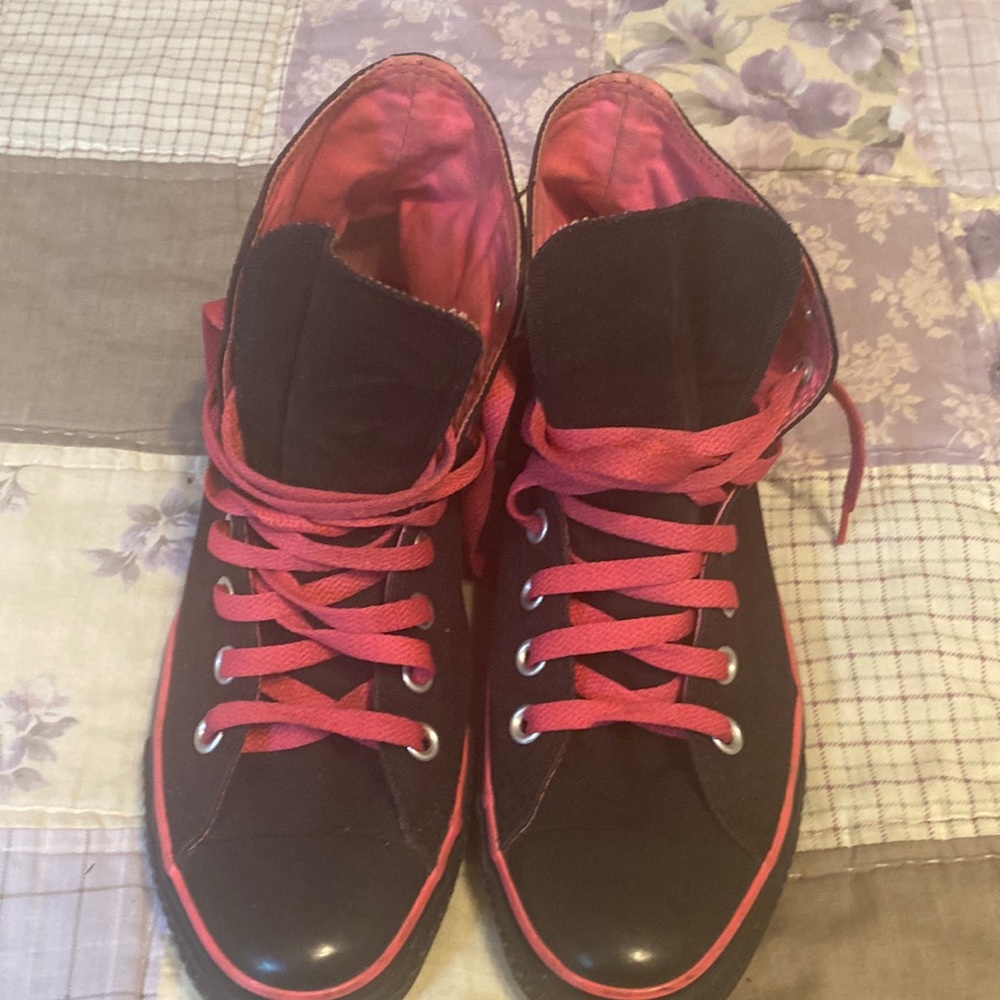 Pink and black converse!